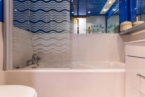 une salle de bain avec une douche avec un lavabo et des toilettes dans l'établissement Résidence Aiguille Grive 2 - Duplex meublé pour 5/6 personnes au calme MAE-5534, à Arc 1800