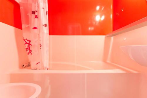 un bagno con doccia, lavandino e WC di Résidence Nova 1 - Appartement 2 pièces 6 personnes proche des pistes MAE-5604 a Arc 1800