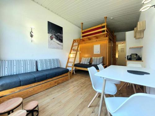 - un salon avec un canapé, une table et des lits superposés dans l'établissement Résidence Bellecote - Studio 5 personnes pied des pistes MAE-5674, à Arc 1800
