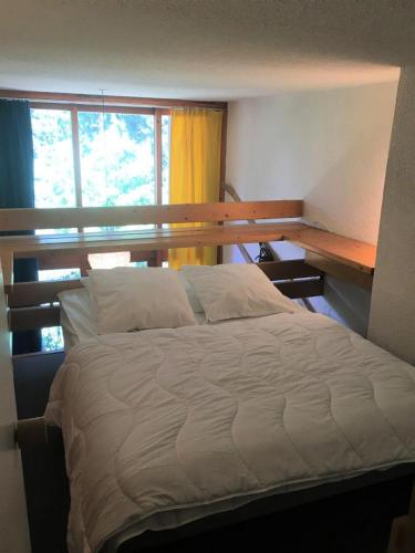 - une chambre avec un lit, un bureau et une fenêtre dans l'établissement Résidence Aiguille Grive 1 - Duplex mezzanine 5 personnes au calme MAE-5884, à Arc 1800