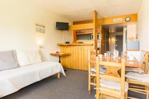 - une chambre avec un lit et une table dans l'établissement Résidence Lauzieres - Studio 5 personnes pied des pistes MAE-5924, à Arc 1800