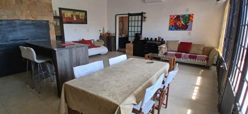 een woonkamer met een tafel en een bank bij Ruka Baradero in Baradero