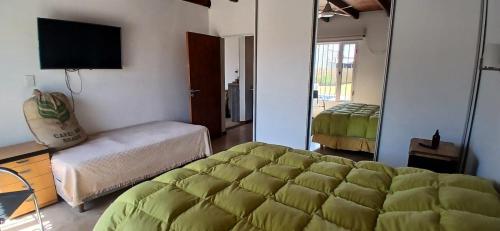 een slaapkamer met een bed en een televisie in een kamer bij Ruka Baradero in Baradero