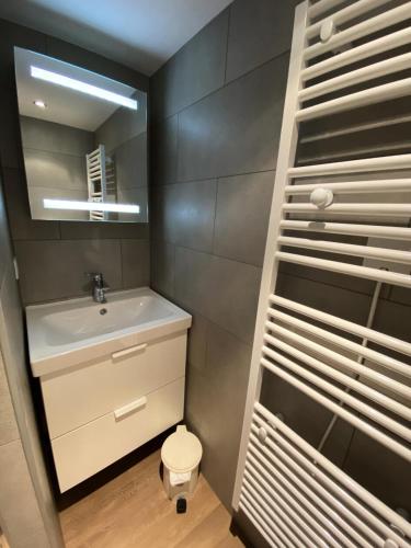 une salle de bain avec un lavabo, des toilettes et un miroir dans l'établissement Résidence Mirantins 3 - Studio mezzanine 4 personnes proche Transarc MAE-6084, à Arc 1800