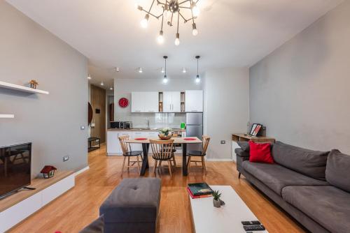 Bright Apartment l 15-Min Walk to City Center