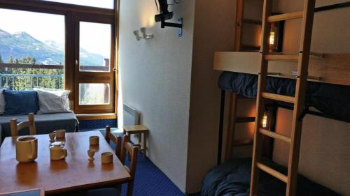 - une chambre avec une table et une chambre avec des lits superposés dans l'établissement Résidence Belles Challes - Studio 4 personnes pied des pistes MAE-6144, à Arc 1800