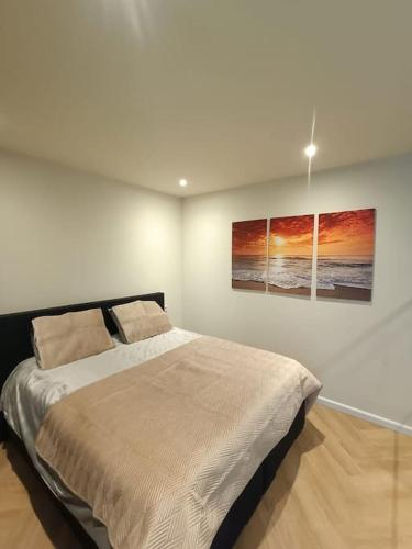 Ένα ή περισσότερα κρεβάτια σε δωμάτιο στο Modern appartement vlak bij strand