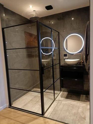 Ένα μπάνιο στο Modern appartement vlak bij strand