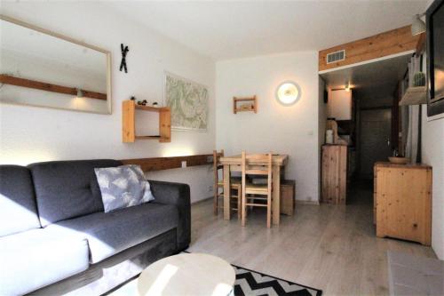 un salon avec un canapé et une table dans l'établissement Résidence Miravidi - Studio 4 personnes centre station MAE-6124, à Arc 1800