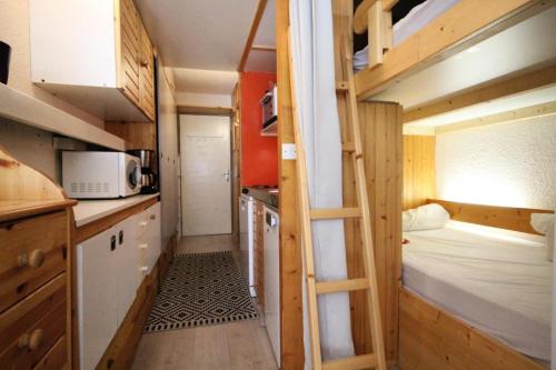 - une petite cuisine avec des lits superposés dans une petite maison dans l'établissement Résidence Miravidi - Studio 4 personnes centre station MAE-6124, à Arc 1800