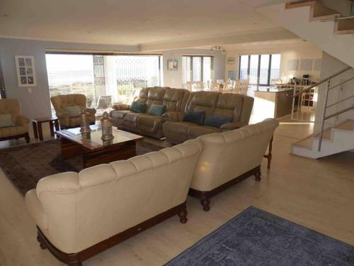Χώρος καθιστικού στο BEACH FRONT BEAUTY 50 meters from beach sand
