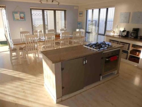 Η κουζίνα ή μικρή κουζίνα στο BEACH FRONT BEAUTY 50 meters from beach sand