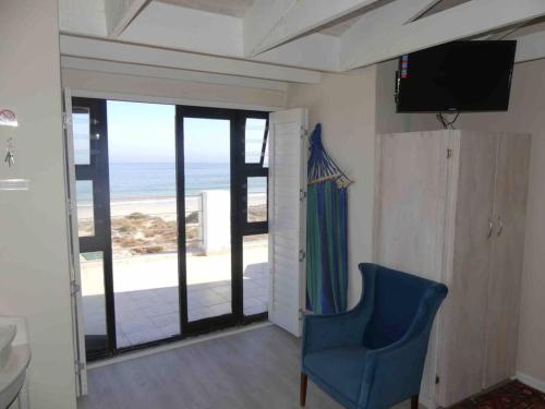 Μια τηλεόραση ή/και κέντρο ψυχαγωγίας στο BEACH FRONT BEAUTY 50 meters from beach sand