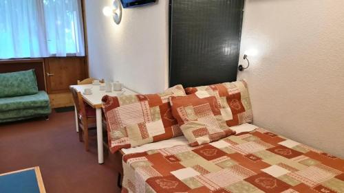 une chambre avec un lit et une table et une salle à manger dans l'établissement Résidence Belles Challes - Studio 4 personnes pied des pistes MAE-6474, à Arc 1800
