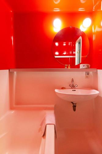 une salle de bain avec un lavabo et un miroir dans l'établissement Résidence Belles Challes - Studio 4 personnes pied des pistes MAE-6474, à Arc 1800