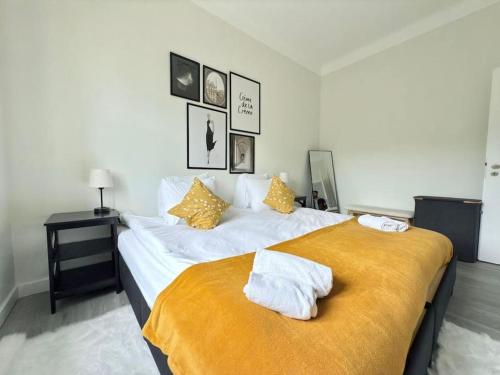 ein Schlafzimmer mit einem großen Bett mit Handtüchern darauf in der Unterkunft Charming 5bedroom Home with gym,garden,parking&terrace-HOL15 in Luxemburg (Stadt)