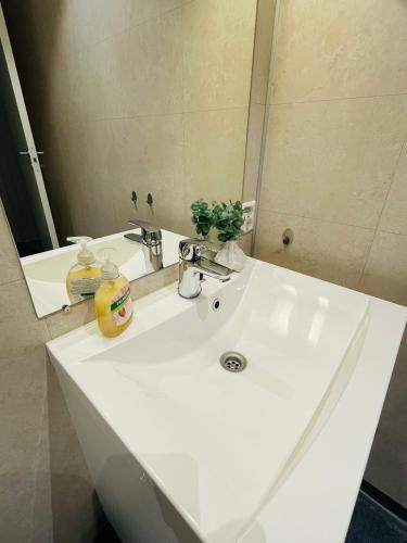a white bathroom sink with a large mirror at Fjellsporthytta nr. 4 in Sogndal