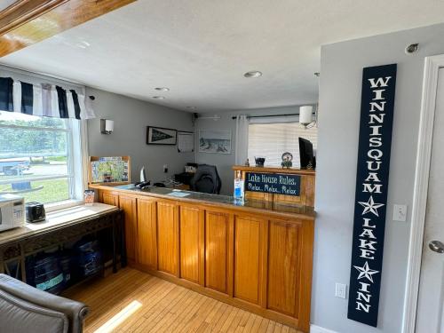 ティルトンにあるWinnisquam Lake Innのキッチン(バー、カウンタートップ付)