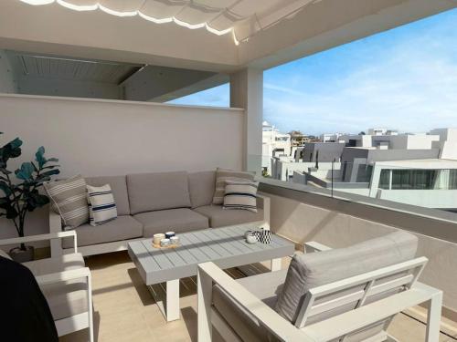 Μπαλκόνι ή βεράντα στο Luxurious South-facing 2 BDR Penthouse Vanian Gardens Estepona with Seaview - Gaya Alegia I
