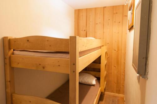 Ce lit superposé se trouve dans un dortoir doté d'une télévision. dans l'établissement Résidence Signal Du Prorel - Studio avec casier à skis · Au pied des pistes · Wifi gratuit MAE-0324, à Briançon