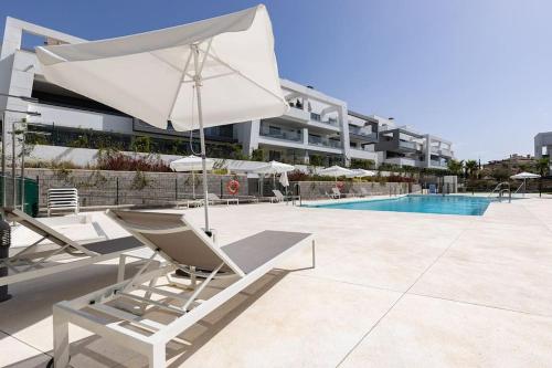 Πισίνα στο ή κοντά στο Luxurious South-facing 2 BDR Penthouse Vanian Gardens Estepona with Seaview - Gaya Alegia I