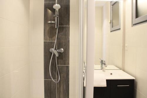 une salle de bain avec douche et lavabo dans l'établissement Résidence Relais De La Guisane - Appartement chaleureux & rénové · Proche des remontées mécaniques MAE-0354, à Briançon