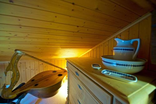 a sauna with a blue and white pitcher and a bowl at Chalet familiale spacieux - près de Villars in Huémoz