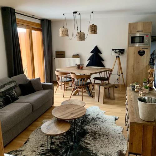 un salon avec un canapé et une table dans l'établissement New apartment in chalet Vaujany, Classified 4 Etoiles, à Vaujany