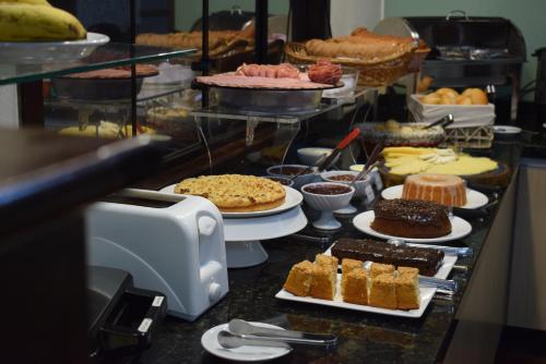 Filadélfia Hospedagens e Eventos في ساو بينتو دو سول: طابور بوفيه بمختلف انواع الكعك والحلويات