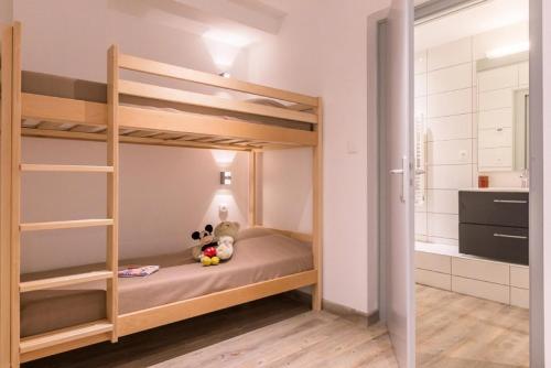 Ce lit superposé se trouve dans une petite chambre avec 2 animaux farcis. dans l'établissement Résidence Signal Du Prorel - Appartement spacieux · Accès direct aux pistes · Wifi gratuit · Terrasse MAE-0374, à Briançon