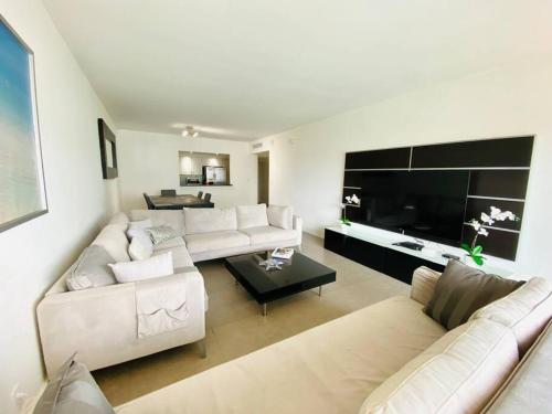 Ein Sitzbereich in der Unterkunft Luxurious and Centrally-located 1BR Condo by the beach!