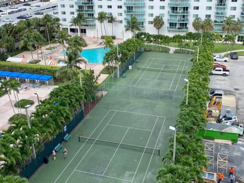 Tennis und/oder Squash in der Unterkunft Luxurious and Centrally-located 1BR Condo by the beach! oder in der Nähe