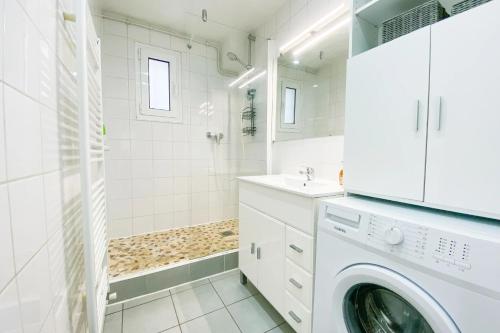 - une buanderie blanche avec lave-linge et sèche-linge dans l'établissement Le Vallier-Libération - Très bien situé, à Grenoble