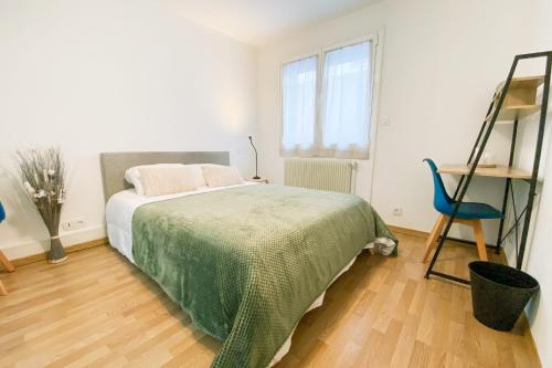 une chambre avec un lit, une chaise et une fenêtre dans l'établissement Le Vallier-Libération - Très bien situé, à Grenoble