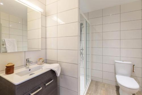 une salle de bain avec un lavabo, des toilettes et une douche dans l'établissement Résidence Signal Du Prorel - Appartement rénové · Proche des pistes · Wifi gratuit · Terrasse & coin cabine MAE-0364, à Briançon