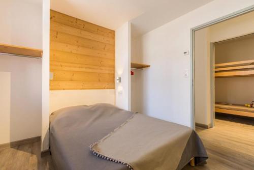 - une chambre avec un lit et un placard dans l'établissement Résidence Signal Du Prorel - Appartement rénové · Proche des pistes · Wifi gratuit · Terrasse & coin cabine MAE-0364, à Briançon