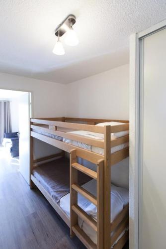 - une chambre avec des lits superposés dans l'établissement Résidence Signal Du Prorel - Appartement entièrement rénové · Au pied des pistes · Casier à skis & wifi gratuit MAE-0454, à Briançon