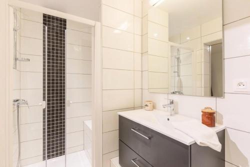 une salle de bain avec un lavabo et une douche dans l'établissement Résidence Signal Du Prorel - Appartement rénové · Proche des pistes · Wifi gratuit & terrasse MAE-0394, à Briançon