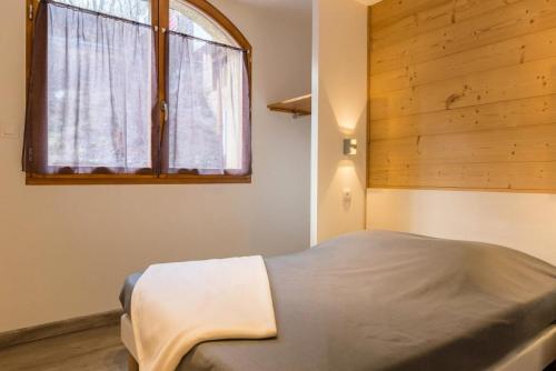une chambre avec un lit et une fenêtre dans l'établissement Résidence Signal Du Prorel - Appartement rénové · Proche des pistes · Wifi gratuit & terrasse MAE-0394, à Briançon
