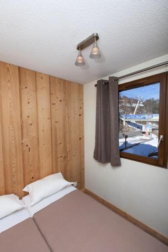 une chambre avec un lit et une fenêtre avec vue dans l'établissement Résidence Signal Du Prorel - Appartement rénové et lumineux · Au pied des pistes · Wifi gratuit MAE-0424, à Briançon