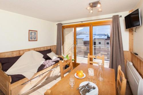 un salon avec un canapé et une table dans l'établissement Résidence Signal Du Prorel - Appartement rénové · Au pied des pistes · Wifi gratuit · Balcon et casier à skis MAE-0484, à Briançon