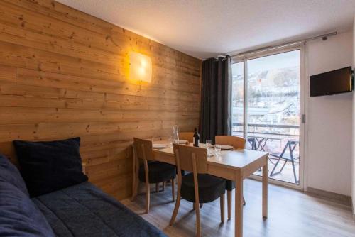 une chambre avec une table et un lit et une salle à manger dans l'établissement Résidence Relais De La Guisane - Appartement rénové · Proche des pistes de ski · casier à skis MAE-0524, à Briançon