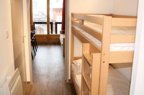 Cette chambre comprend 2 lits superposés et un couloir. dans l'établissement Résidence Signal Du Prorel - Appartement rénové · Au pied des remontées mécaniques · Wifi gratuit MAE-0514, à Briançon