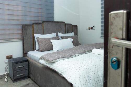 Postel nebo postele na pokoji v ubytování Caroline Appt-spacious deluxe 2 bedroom appt