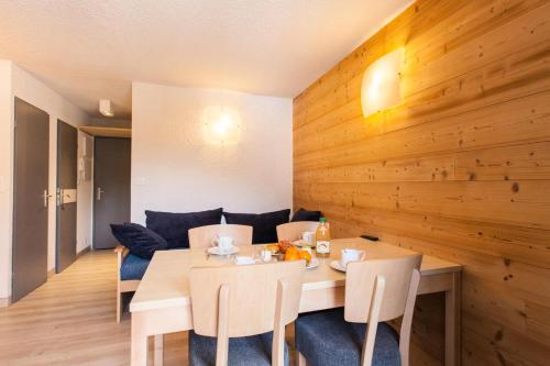 une salle à manger avec une table et un canapé dans l'établissement Résidence Relais De La Guisane - Appartement rénové & moderne · Proche des pistes · Casier à skis MAE-0534, à Briançon