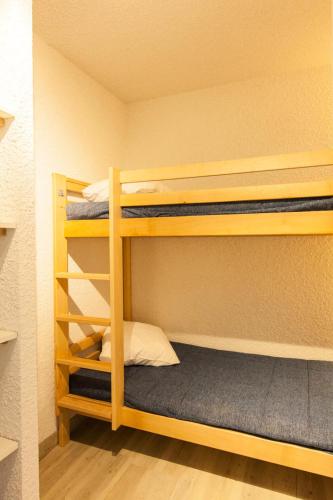 une chambre avec trois lits superposés dans une pièce dans l'établissement Résidence Relais De La Guisane - Appartement rénové & moderne · Proche des pistes · Casier à skis MAE-0534, à Briançon