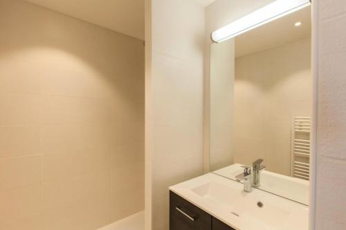 une salle de bain avec un lavabo et un miroir dans l'établissement Résidence Relais De La Guisane - Appartement rénové & moderne · Proche des pistes · Casier à skis MAE-0534, à Briançon