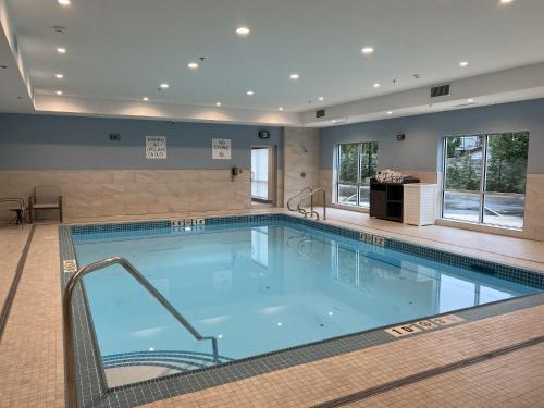 a large swimming pool in a building at Holiday Inn Express & Suites - Courtenay - Comox by IHG in Courtenay