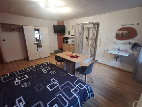 Kuchyň nebo kuchyňský kout v ubytování Pension am Kirchberg - Zimmer 1