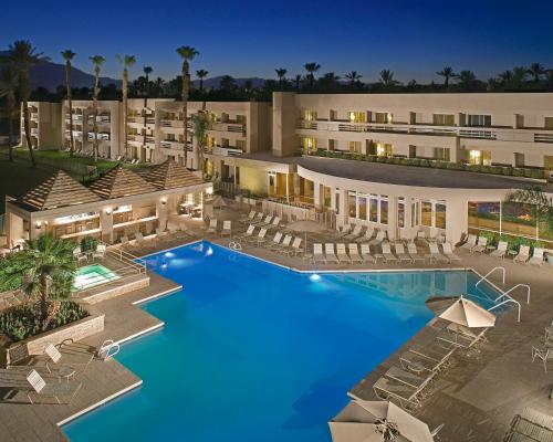 Indian Wells Resort Hotel في إينديان ويلس: اطلالة جوية على المنتجع مع مسبح كبير